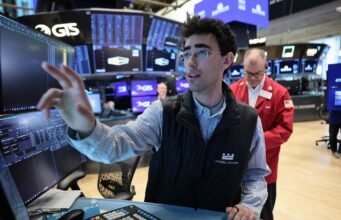 Dow Jones melonjak 900 poin seiring turunnya harga minyak, namun penurunan saham AI membuat Wall Street tetap terkendali