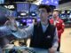 Dow Jones melonjak 900 poin seiring turunnya harga minyak, namun penurunan saham AI membuat Wall Street tetap terkendali