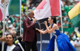 EJAE dan Andrea Bocelli tampil pada upacara pembukaan Piala Dunia