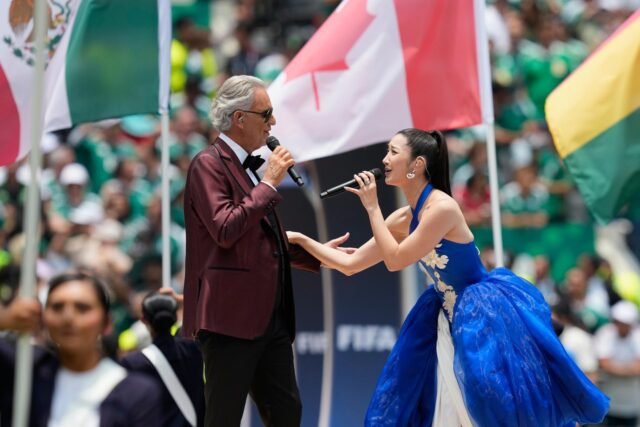 EJAE dan Andrea Bocelli tampil pada upacara pembukaan Piala Dunia