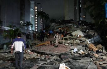 Gempa bumi dahsyat yang terjadi berulang kali melanda Venezuela, meruntuhkan bangunan di Caracas