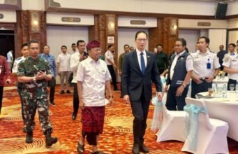 Gubernur Koster menyoroti kemacetan lalu lintas di Bandara Ngurah Rai
