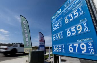 Harga gas AS di bawah $4 untuk pertama kalinya sejak bulan Maret, namun masih 25% lebih tinggi dibandingkan tahun lalu