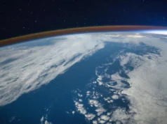 Hujan kimia yang tak terlihat dan abadi turun di planet ini