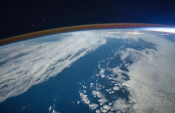 Hujan kimia yang tak terlihat dan abadi turun di planet ini