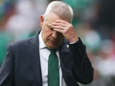 Javier Aguirre dari Meksiko mengungkapkan rasa frustrasinya dengan penampilannya, saat membela Cesar Montes atas kartu merahnya