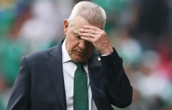 Javier Aguirre dari Meksiko mengungkapkan rasa frustrasinya dengan penampilannya, saat membela Cesar Montes atas kartu merahnya