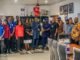 Juara tenis Selatan-Selatan menyerahkan piala kepada Komisaris Olahraga Akwa Ibom