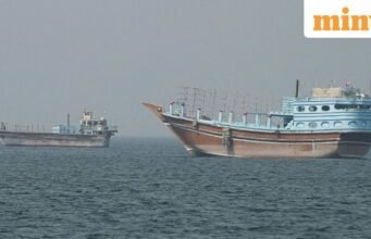 Kapal kargo terkena proyektil tak dikenal di dekat Selat Hormuz, lapor Badan Maritim Inggris