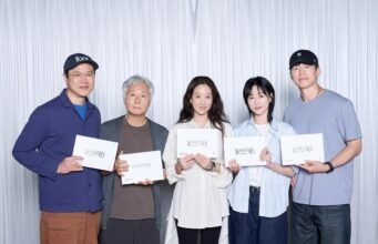 Kim Moo-yul dan Jung Ryeo-won berperan dalam serial drama medis Netflix ‘First Doctor’