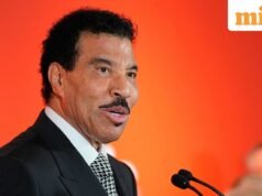 Lionel Richie menunda konser karena masalah kesehatan di atas panggung saat konser pembukaan