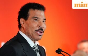 Lionel Richie menunda konser karena masalah kesehatan di atas panggung saat konser pembukaan