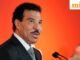 Lionel Richie menunda konser karena masalah kesehatan di atas panggung saat konser pembukaan