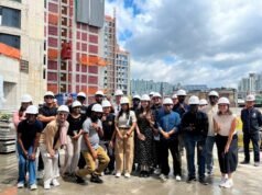 Magang asing mengunjungi lokasi pembangunan kembali untuk studi lapangan yang diselenggarakan oleh Universitas Seoul