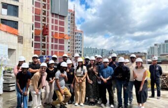 Magang asing mengunjungi lokasi pembangunan kembali untuk studi lapangan yang diselenggarakan oleh Universitas Seoul