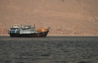 Masa depan Selat Hormuz tidak pasti meskipun semakin banyak kapal yang berlayar ke sana