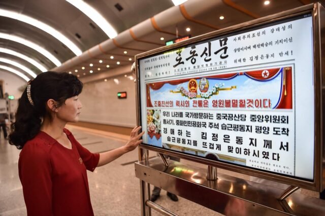 Melampaui Stereotip: Buku Baru Meninjau Budaya Linguistik Korea Utara yang