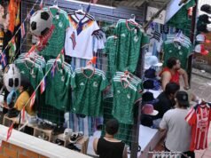 Mengapa membayar $120? Jalan-jalan di Guadalajara dipenuhi dengan kaus Piala Dunia seharga $12