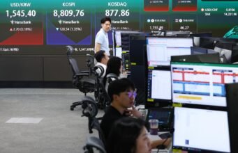 Operator pasar saham mengeluarkan pemutus arus untuk KOSPI jika terjadi penurunan tajam