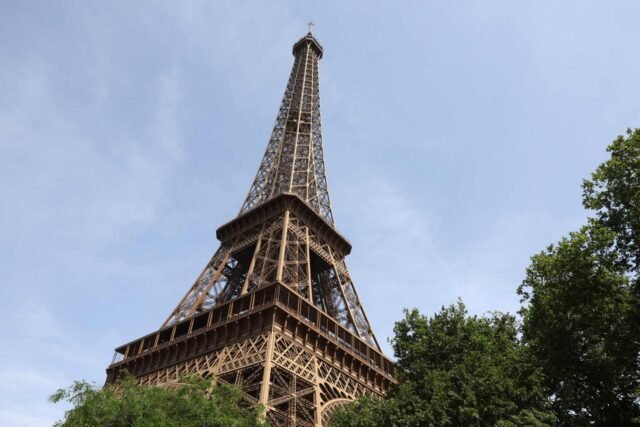 Panas terik menutup monumen-monumen Paris ketika Prancis terik