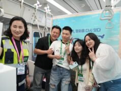Para pembelot Korea Utara mengunjungi kembali perbatasan yang dijaga ketat untuk melihat sekilas negara mereka