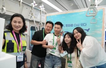 Para pembelot Korea Utara mengunjungi kembali perbatasan yang dijaga ketat untuk melihat sekilas negara mereka