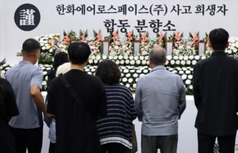 Pemakaman pertama korban ledakan pabrik Hanwha Aerospace