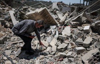 Pendukung Hizbullah memblokir jalan Beirut untuk memprotes kesepakatan Israel-Lebanon