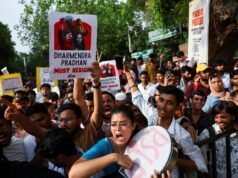 Pendukung Partai Kecoa di India menuntut pengunduran diri menteri pendidikan