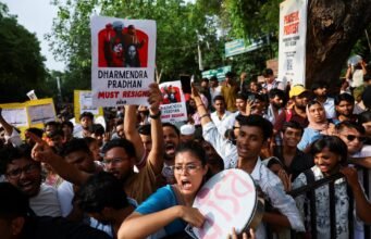 Pendukung Partai Kecoa di India menuntut pengunduran diri menteri pendidikan