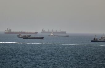 Pengiriman ke Hormuz terganggu meskipun ada perjanjian perang dengan Iran, kata pelacak