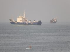 Pengiriman melambat setelah Iran mengumumkan telah menutup kembali Selat Hormuz