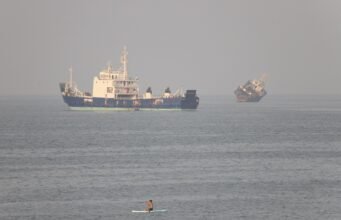 Pengiriman melambat setelah Iran mengumumkan telah menutup kembali Selat Hormuz