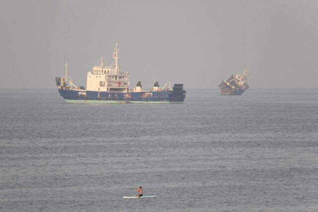Pengiriman melambat setelah Iran mengumumkan telah menutup kembali Selat Hormuz