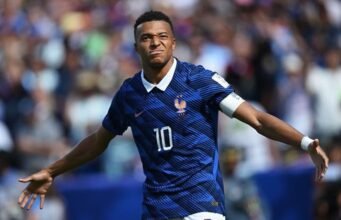 Penundaan yang sangat cepat gagal menghentikan Prancis saat Mbappé menginspirasi kemenangan atas Irak