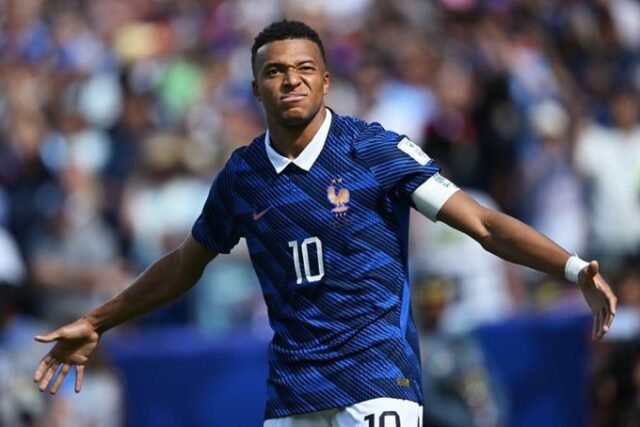 Penundaan yang sangat cepat gagal menghentikan Prancis saat Mbappé menginspirasi