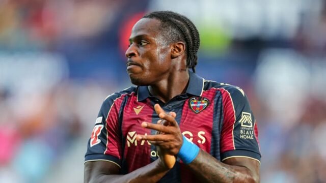 Perlombaan Liga Premier tiga arah untuk striker Levante
