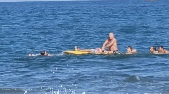 Peselancar asing menemukan wanita hilang mengambang di pantai Masceti di
