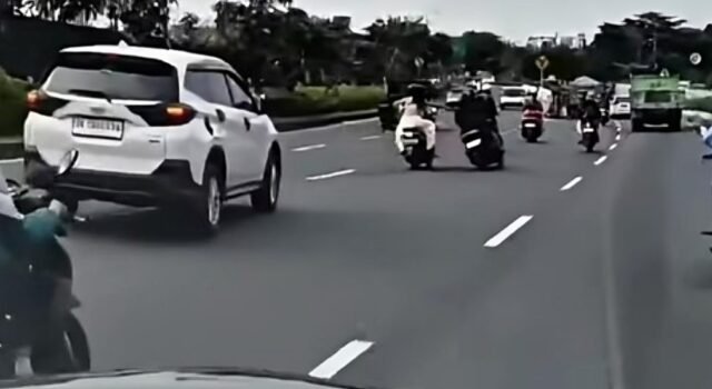 Polisi memburu tersangka setelah iPhone turis Selandia Baru dirampas dalam