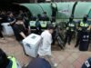 Polisi mengamankan kotak suara di TPS Seoul setelah membubarkan pengunjuk rasa