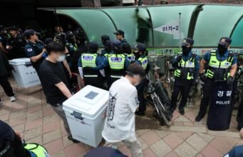 Polisi mengamankan kotak suara di TPS Seoul setelah membubarkan pengunjuk rasa