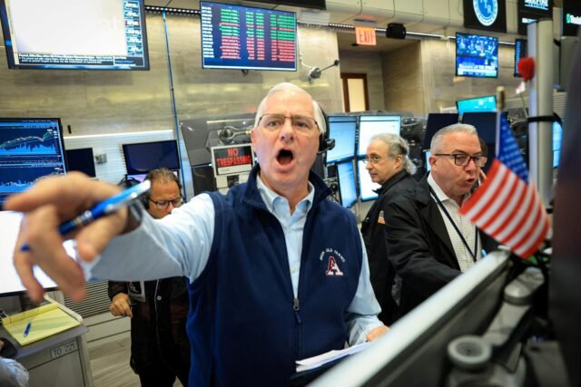 S&P 500 dan Nasdaq Jatuh karena Mega-Cap Tech Tertinggal; Perkembangan
