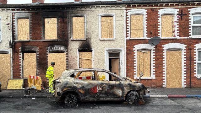 Saat Belfast terbakar, dua wanita Sudan berani turun ke jalan