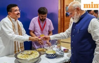 Saatnya pesta untuk PM Modi, makanan ringan ‘yang menyajikan PM terlama’ di jhalmuri di Bharat Mandapam: VIDEO