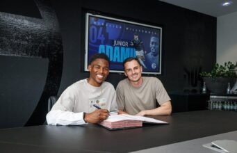 Schalke mengontrak striker Austria Junior Adamu dengan kontrak jangka panjang