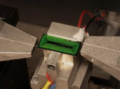 Setelah 20 tahun, para ilmuwan akhirnya mengubah laser yang kuat menjadi sebuah chip