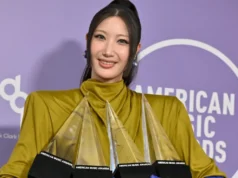 Siapakah EJAE, artis K-pop yang bernyanyi bersama Andrea Bocelli di lagu resmi Piala Dunia FIFA?
