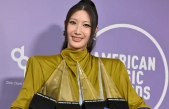 Siapakah EJAE, artis K-pop yang bernyanyi bersama Andrea Bocelli di lagu resmi Piala Dunia FIFA?