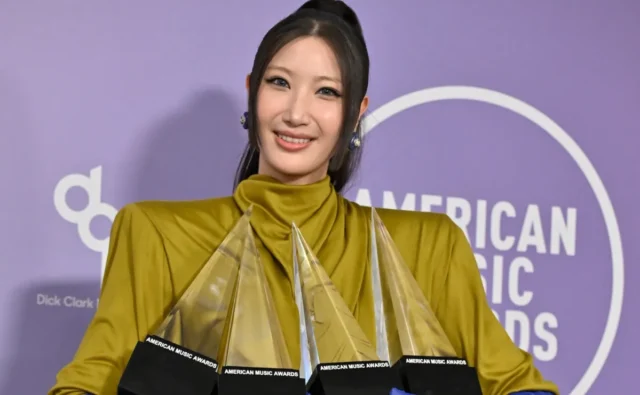 Siapakah EJAE, artis K-pop yang bernyanyi bersama Andrea Bocelli di