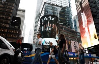 SpaceX melonjak 25% dalam debutnya di Wall Street dan menjadikan Elon Musk miliarder pertama